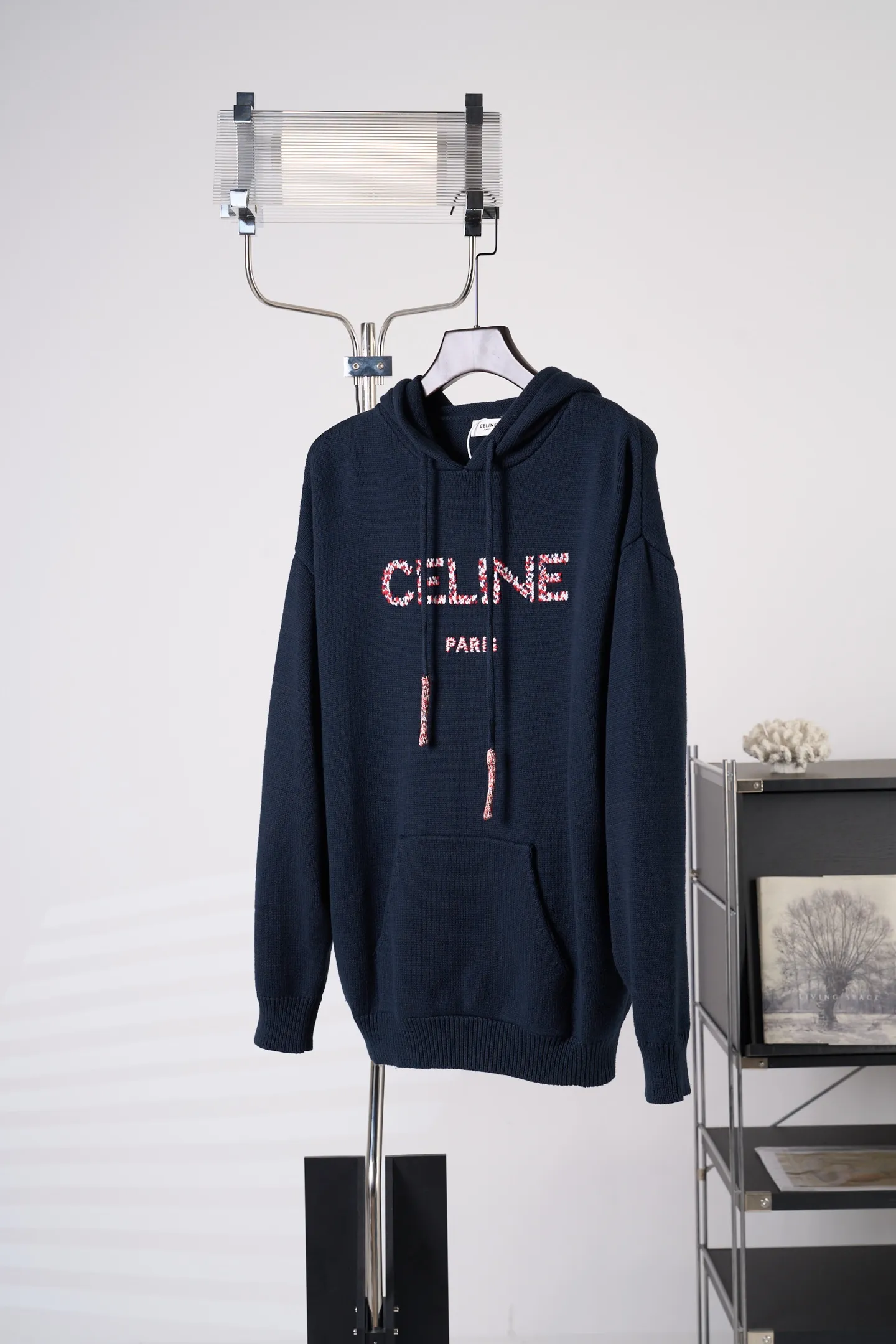 [Real auction] CELINE/Celine embroidered logo knitted hooded sweater [In Stock] S M L XL CELINE PARIS embroidered oversized version, hood, with adjustable drawstring, 1 kangaroo pocket, dropped shoulders, ribbed trim. The embroidery uses mixed color embroidery threads, and the 3D three-dimensional embroidery process is customized with brand letter embroidery. The total number of stitches is approximately 16,800. Ultra high density embroidery. Washing water for ready-made clothes, removes wool impurities, fixes water, fixes the pattern and adds hand feel.